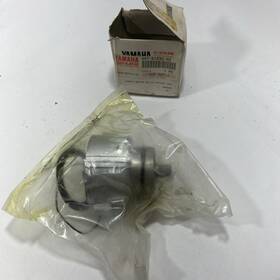 Y Maha 4x7-81830-60 Yamaha Oem Starter Motor Front Bracket Assy 1981-82 Xv750 Xv920