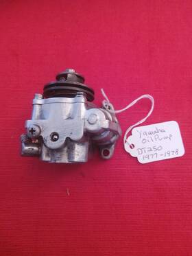 Yamaha 1m1-13101-00-00 1977-1979 Dt250 Used Oil Pump Assembly Dt250d