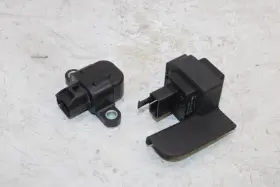 3ht-83350-00-00 Yamaha 15-18 Sr400 Oem Turn Signal Blinker Relay Flasher Switch